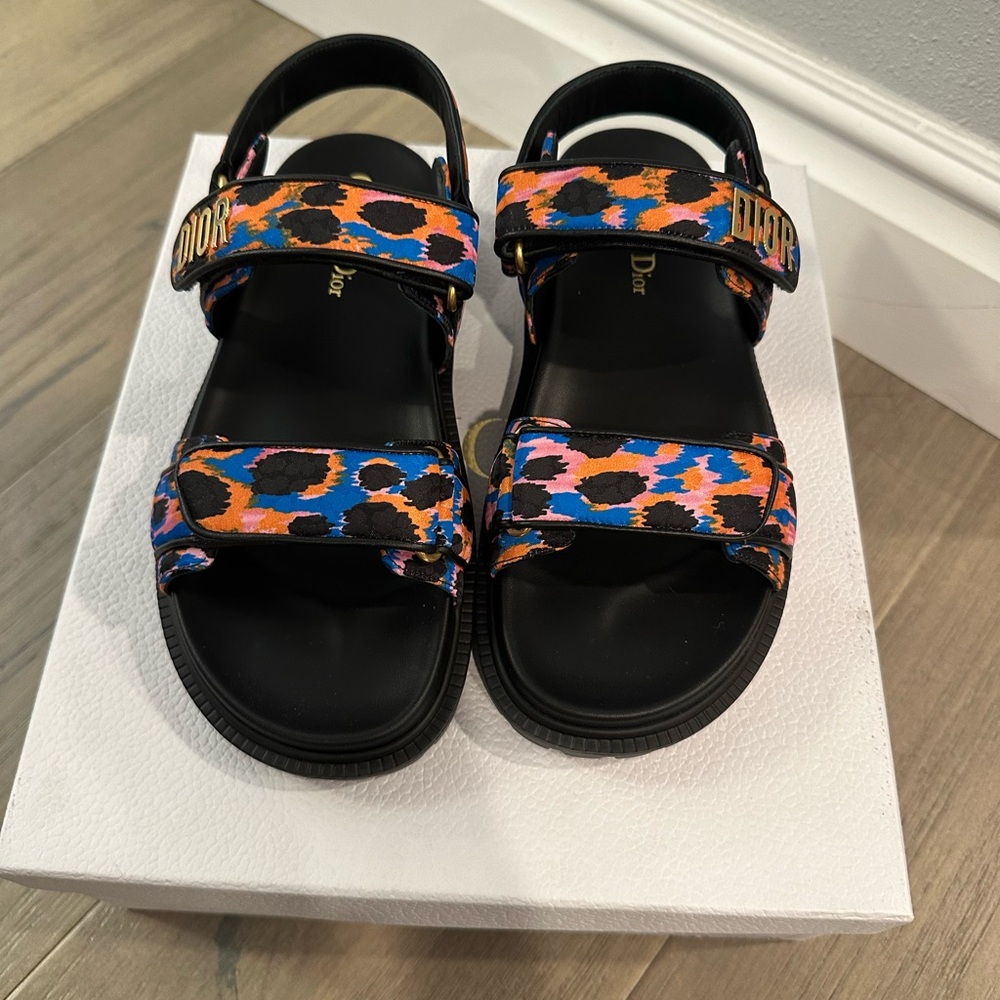 Brand new authentic dad sandals in the prettiest pattern - Picture 2 of 5
